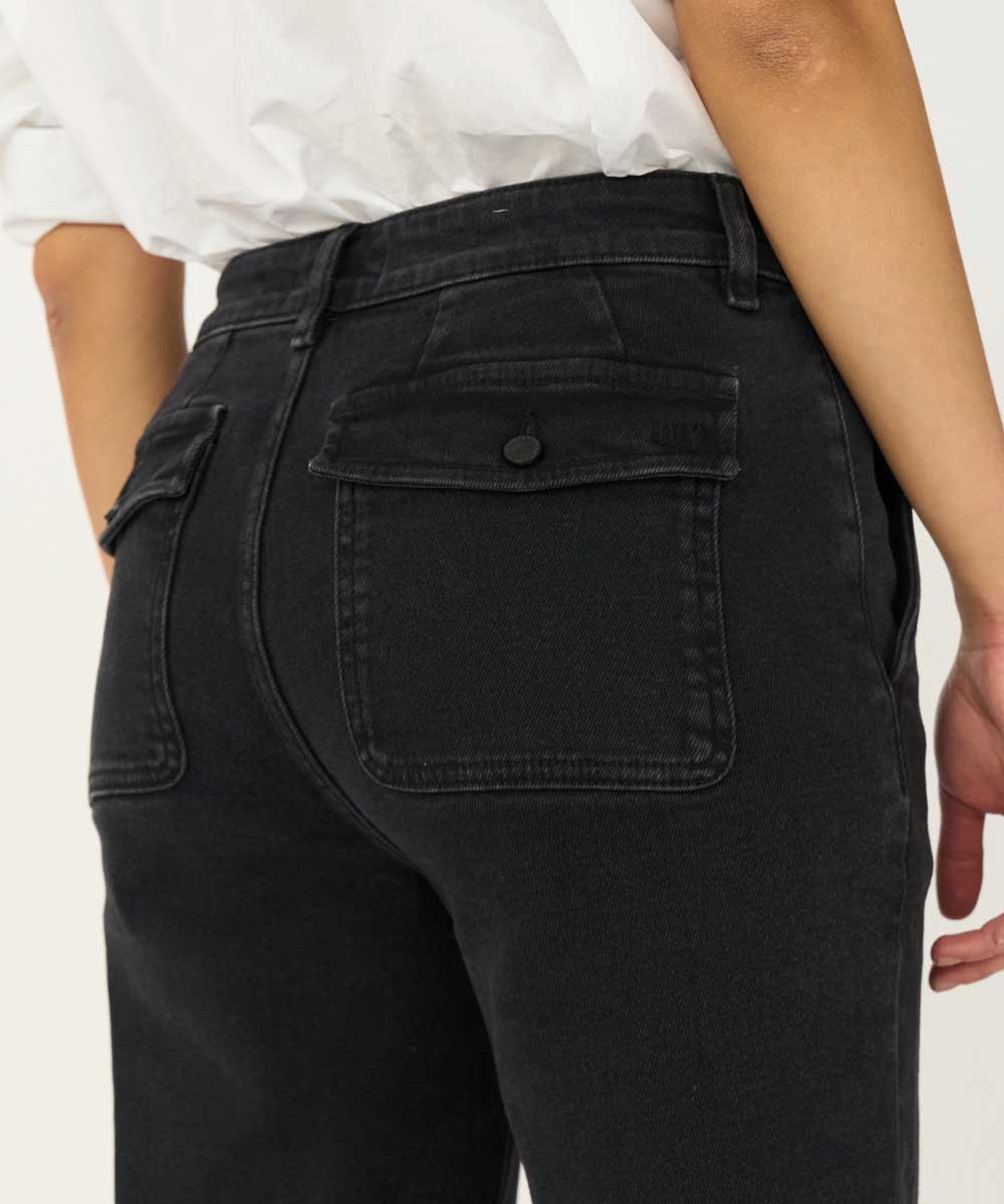 jeans med lock på fickorna