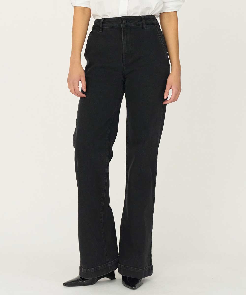 modell i svarta jeans