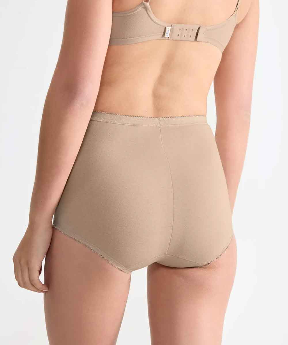 modell i beige maxi trosa baksida