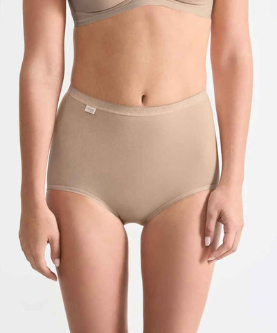 Modell i beige maxi trosa