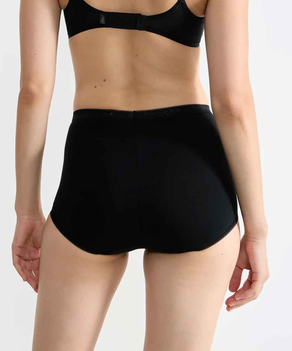 Modell i svart maxi trosa bak