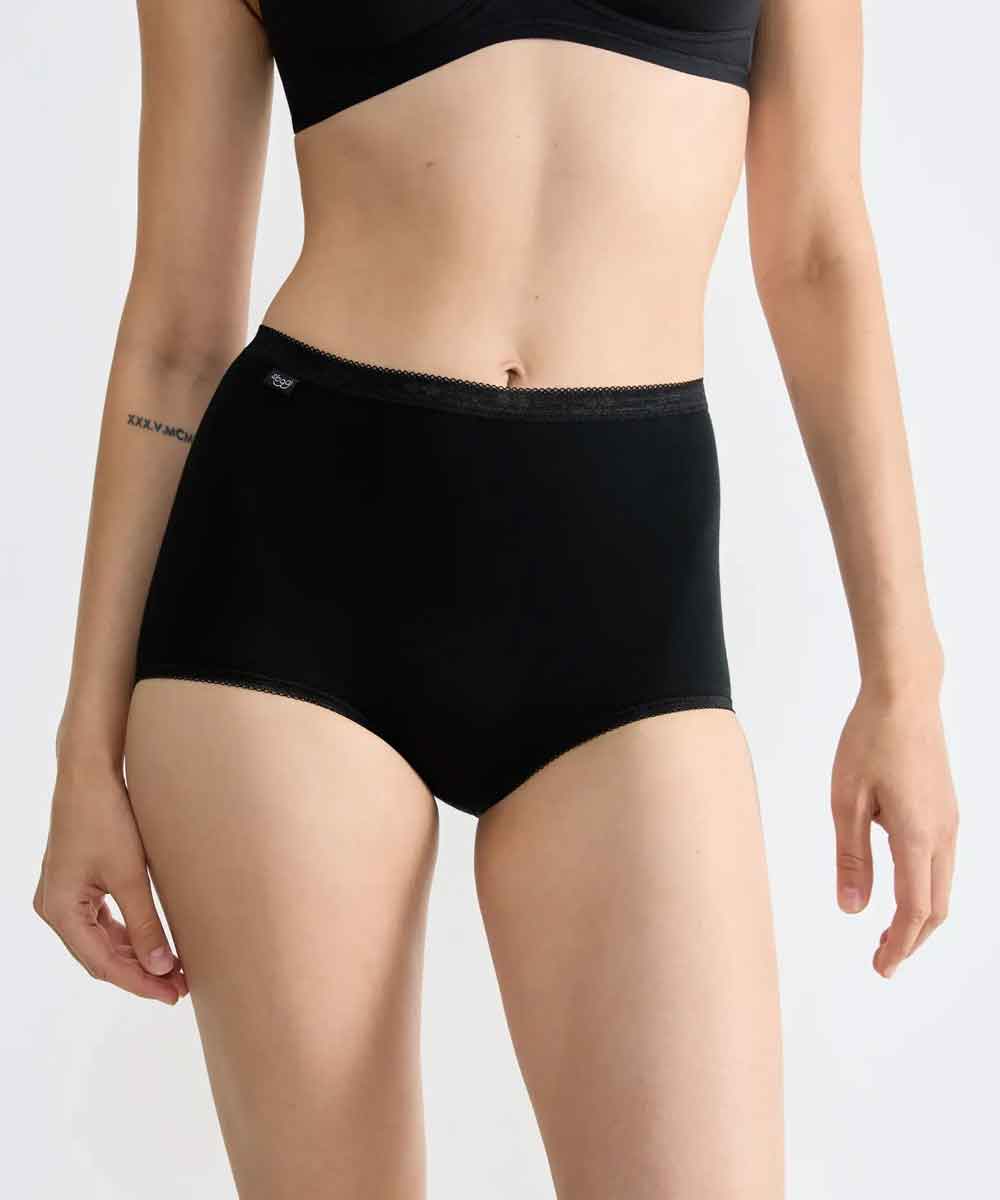 Modell i svart maxi trosa