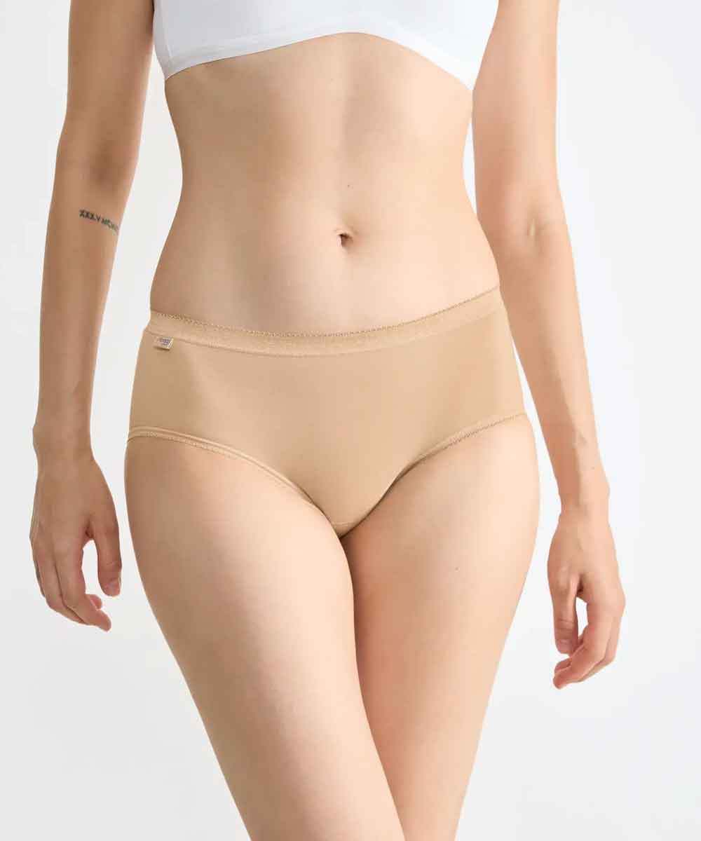 Modell i beige midi trosa