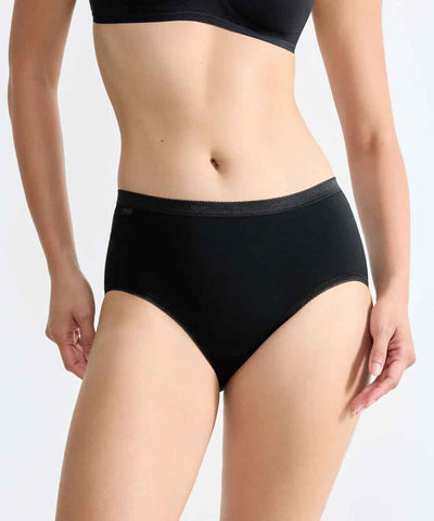 Modell i svart midi trosa