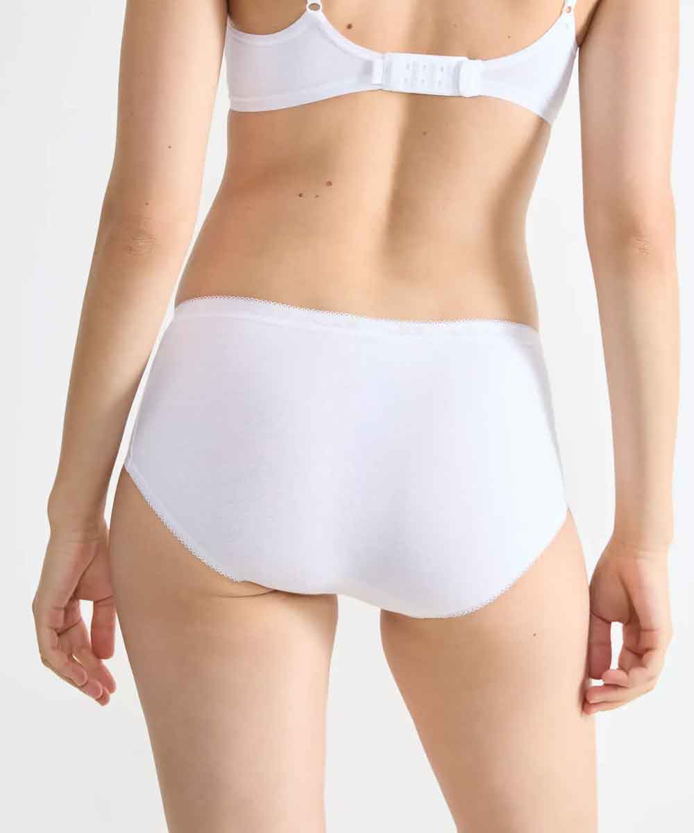 modell i vit midi trosa baksida