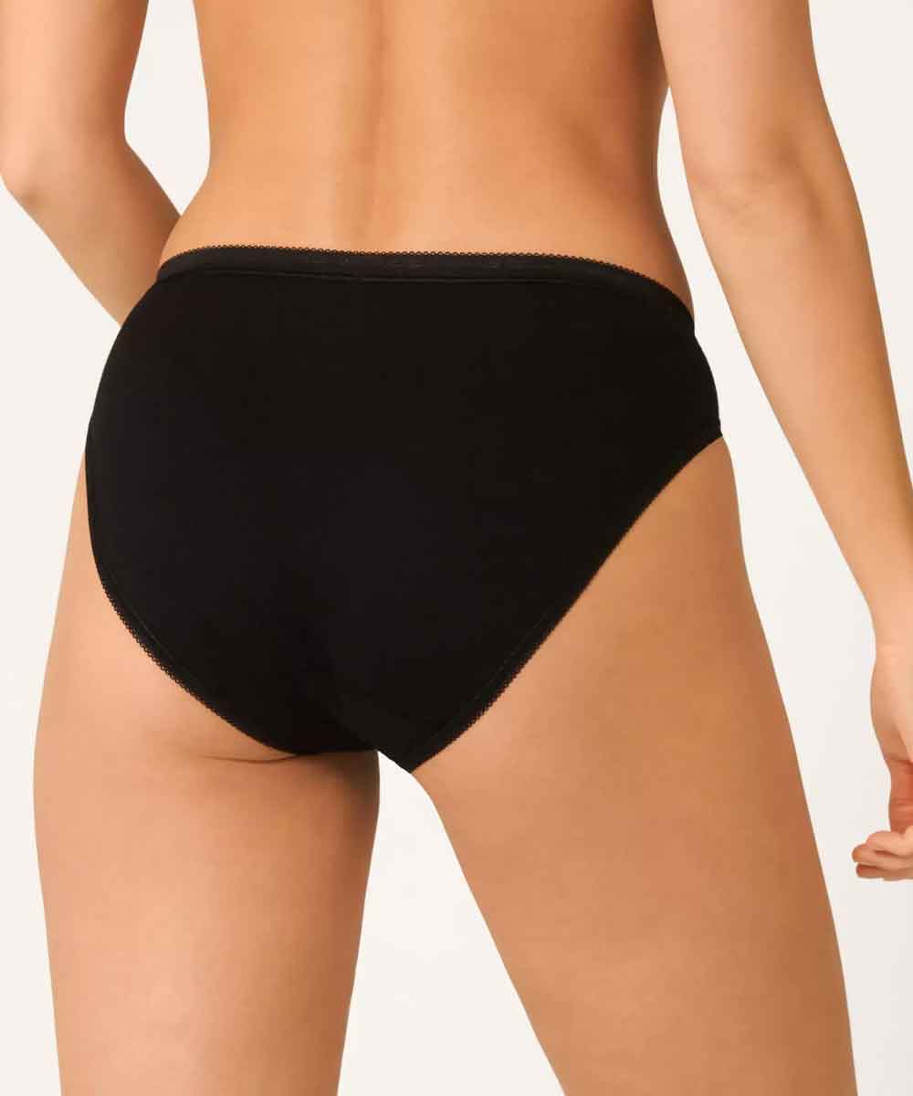 modell i svart tai trosa baksida