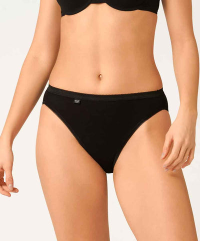 Modell i svart tai trosa