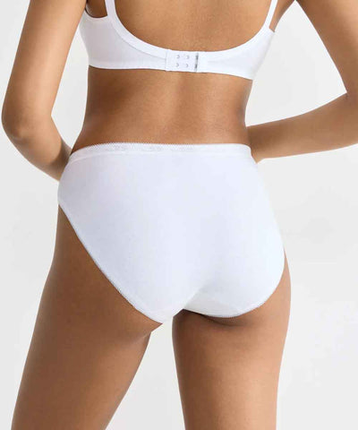 Modell i vit tai trosa baksida