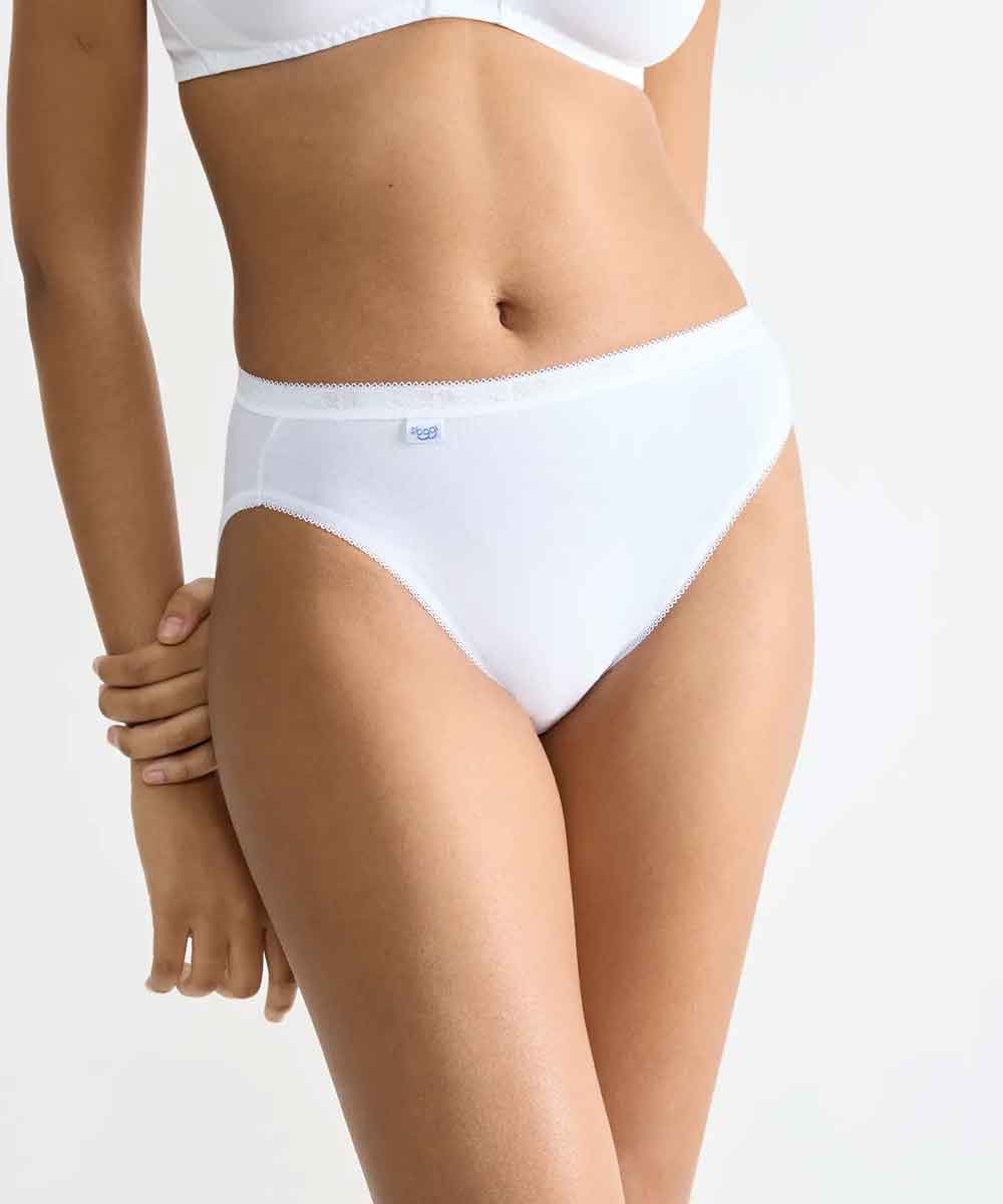 Modell i vit tai trosa