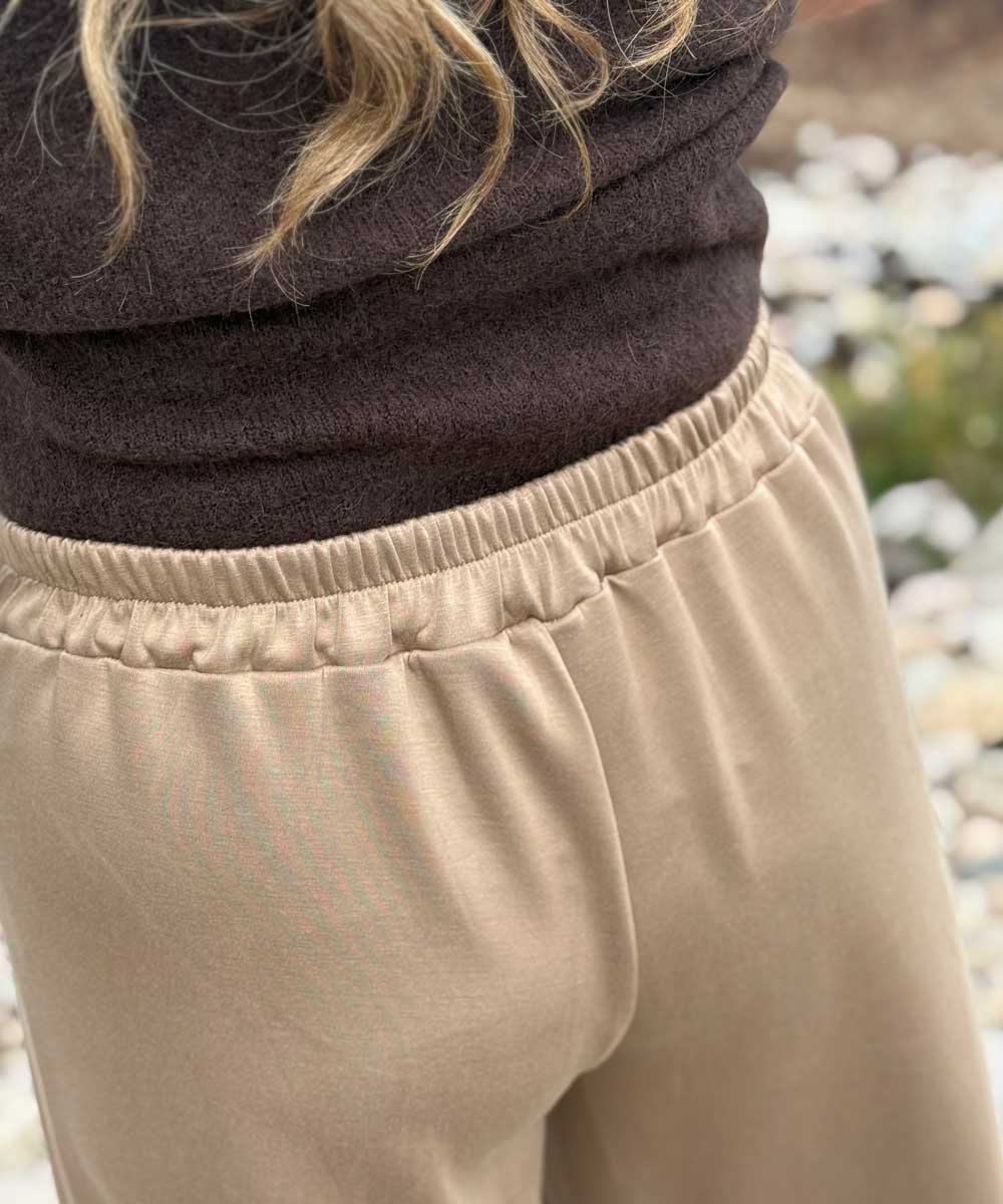 beige byxa bak