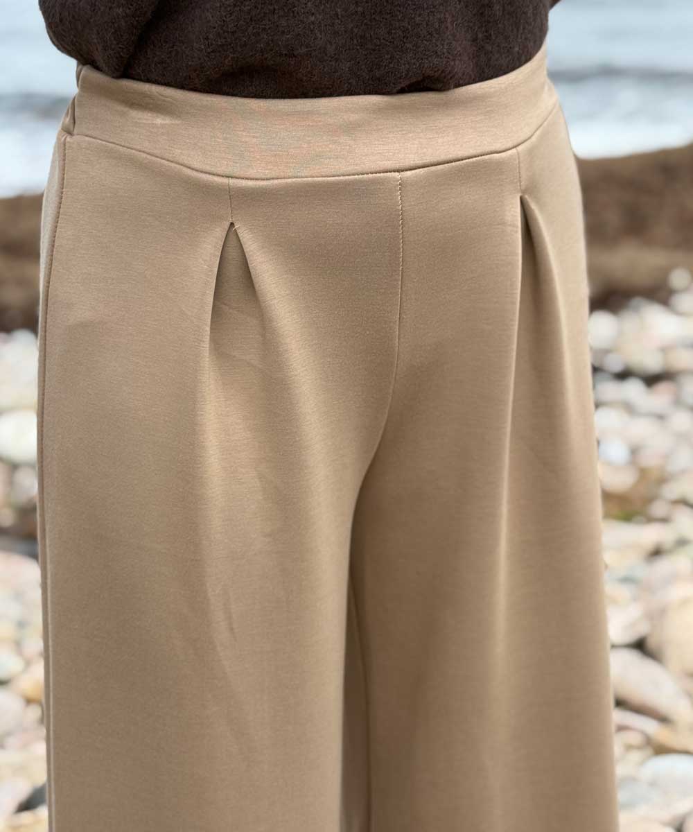 detaljer beige byxa