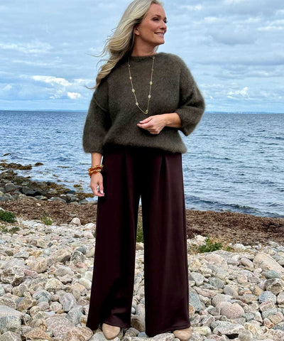 brun byxa och grön tröja