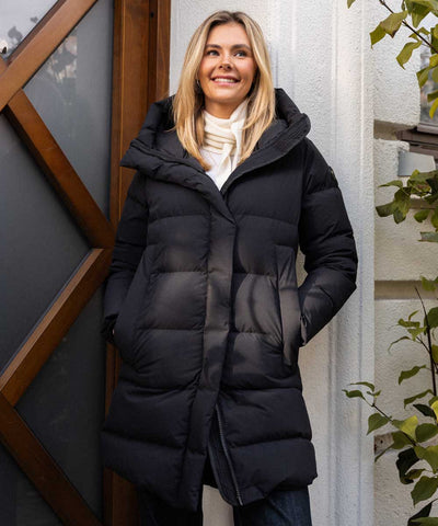 Modell i svart jacka