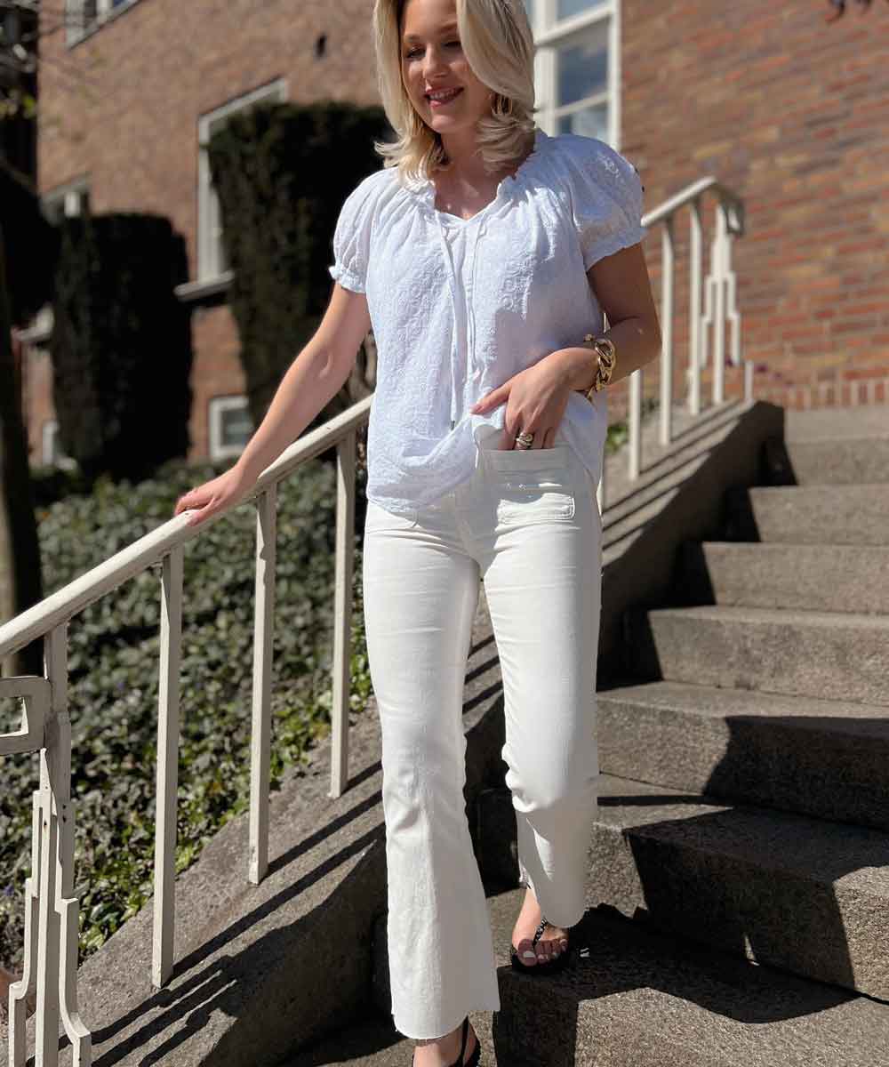 vit blus och vita jeans