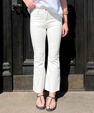 vita utsvängda jeans