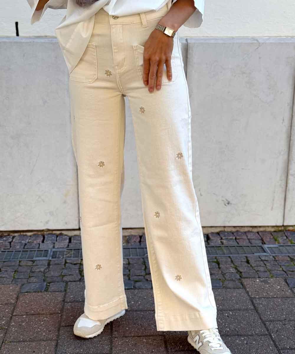beige byxa med broderade blommor