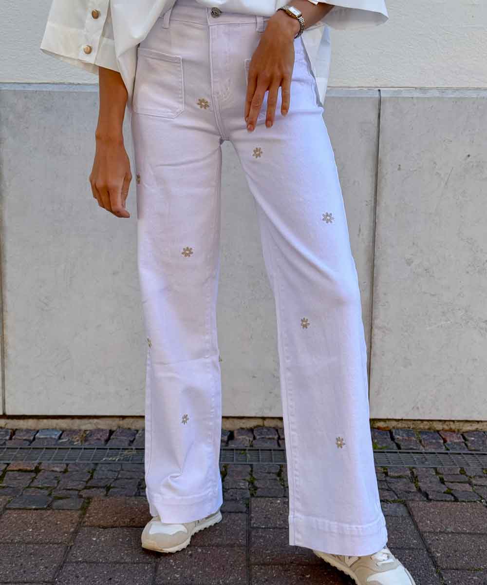 Vita byxor med broderade blommor