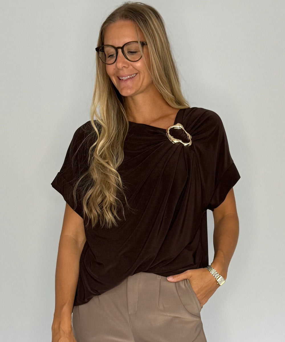 mörkbrun topp med brosch
