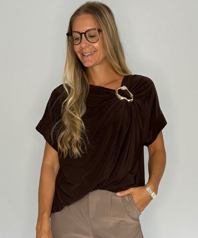 mörkbrun topp med brosch