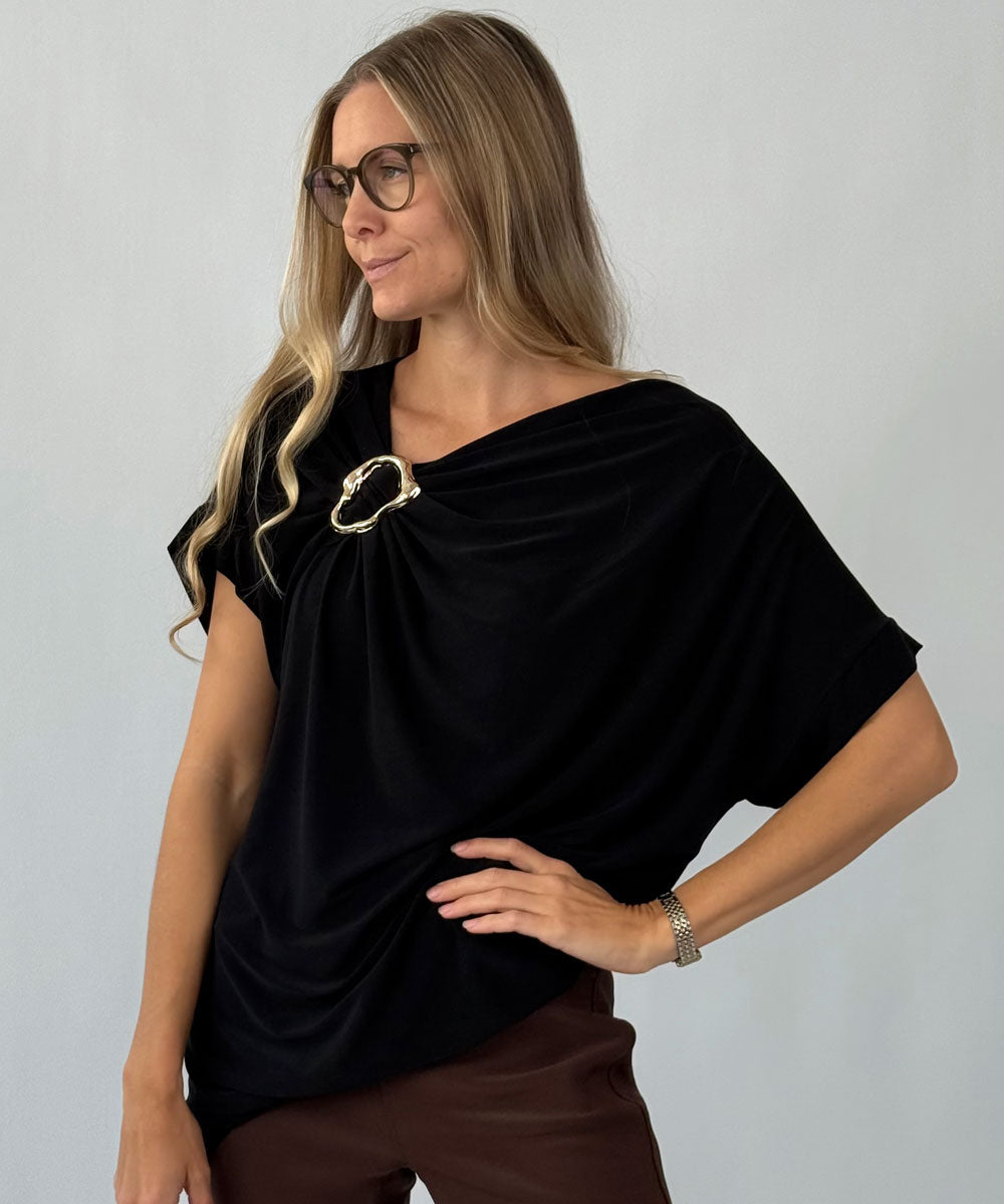 blus med brosch
