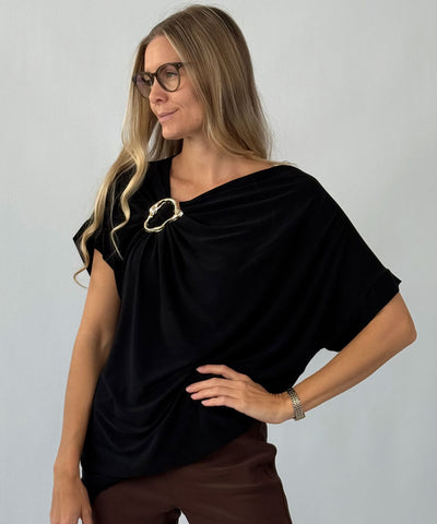 blus med brosch