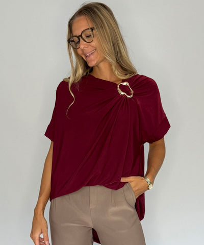 vinröd topp med brosch