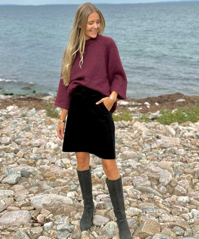 svart kjol och vinröd tröja