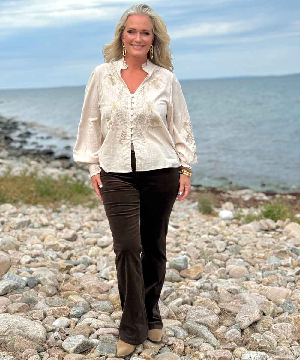 blus och brun byxa