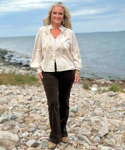 blus och brun byxa