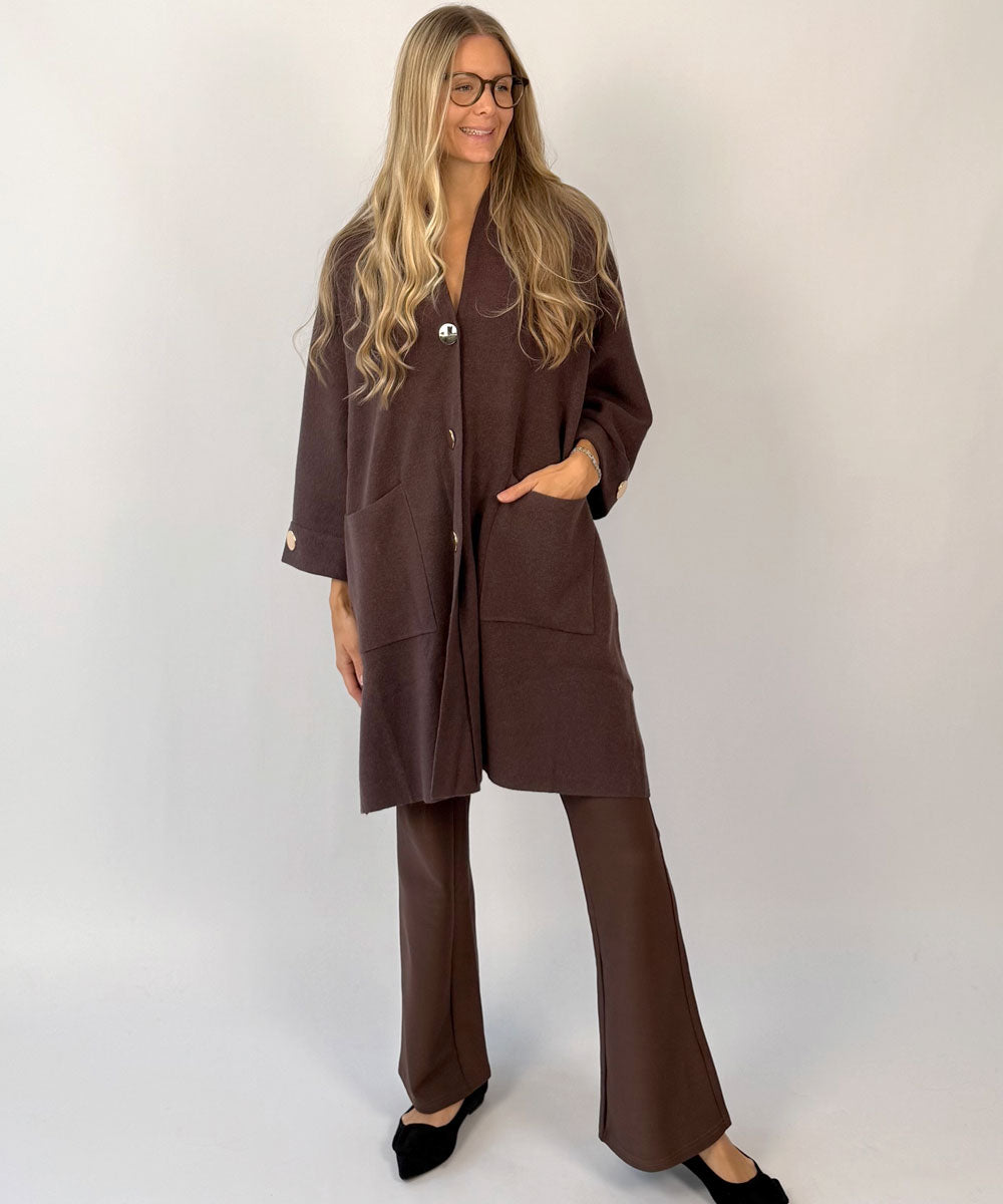 brun cardigan och byxor