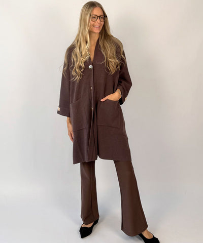 brun cardigan och byxor