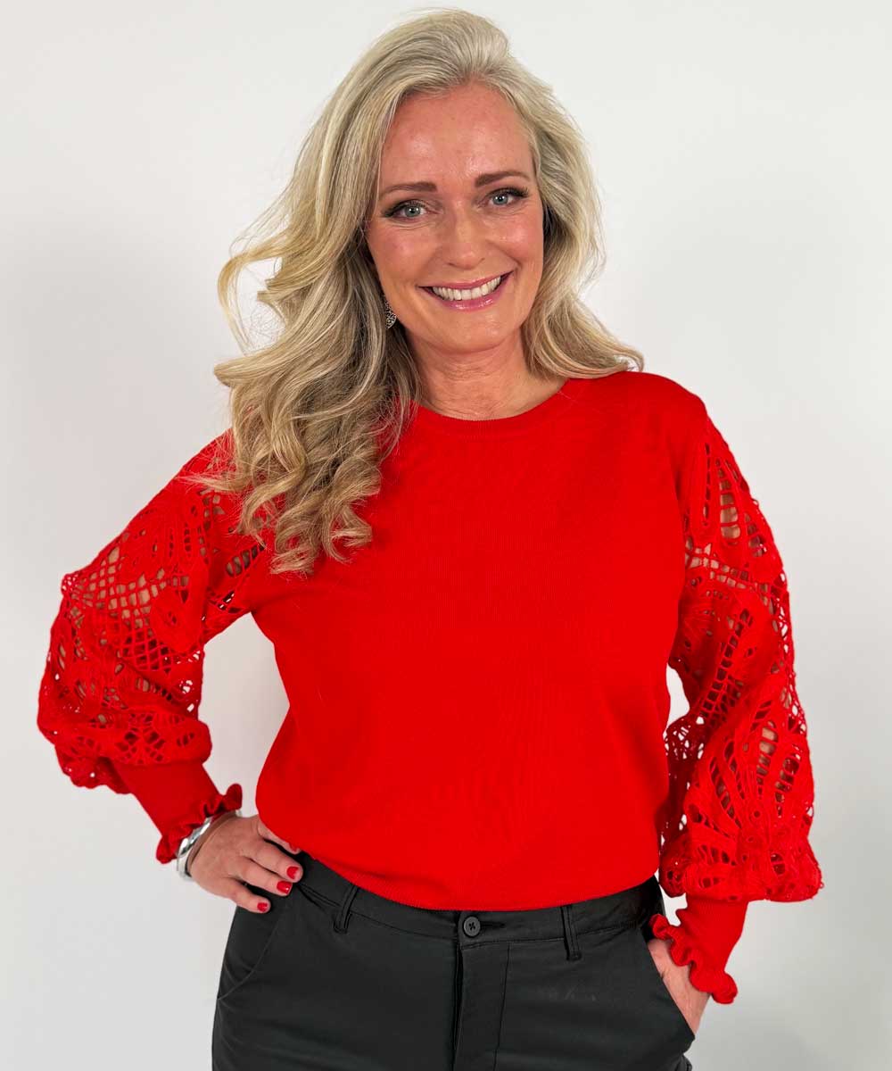 Röd tröja med spetsärm