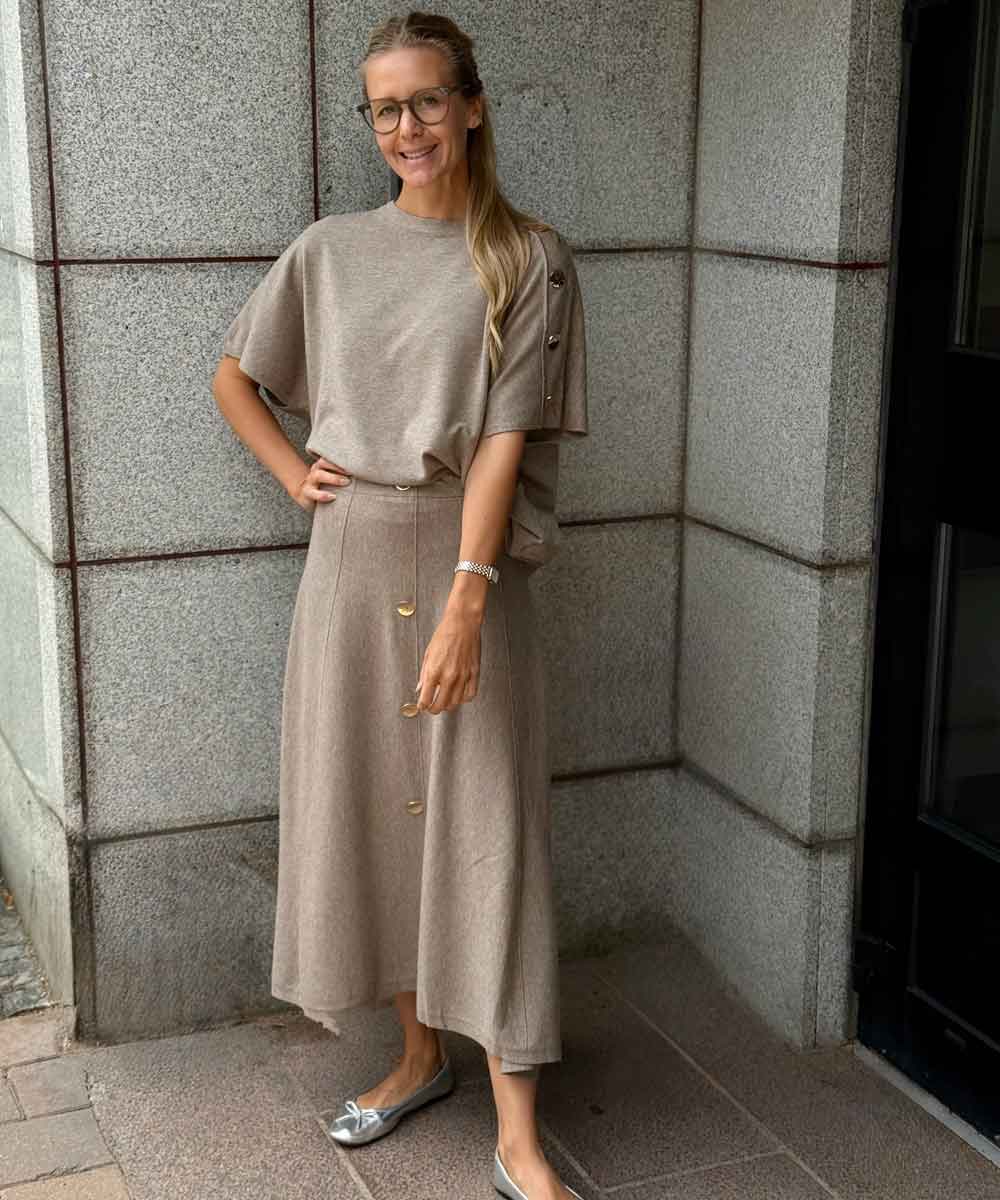 Set med kjol och tröja i beige