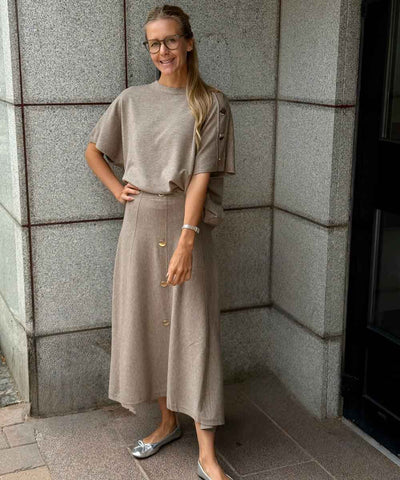 Set med kjol och tröja i beige
