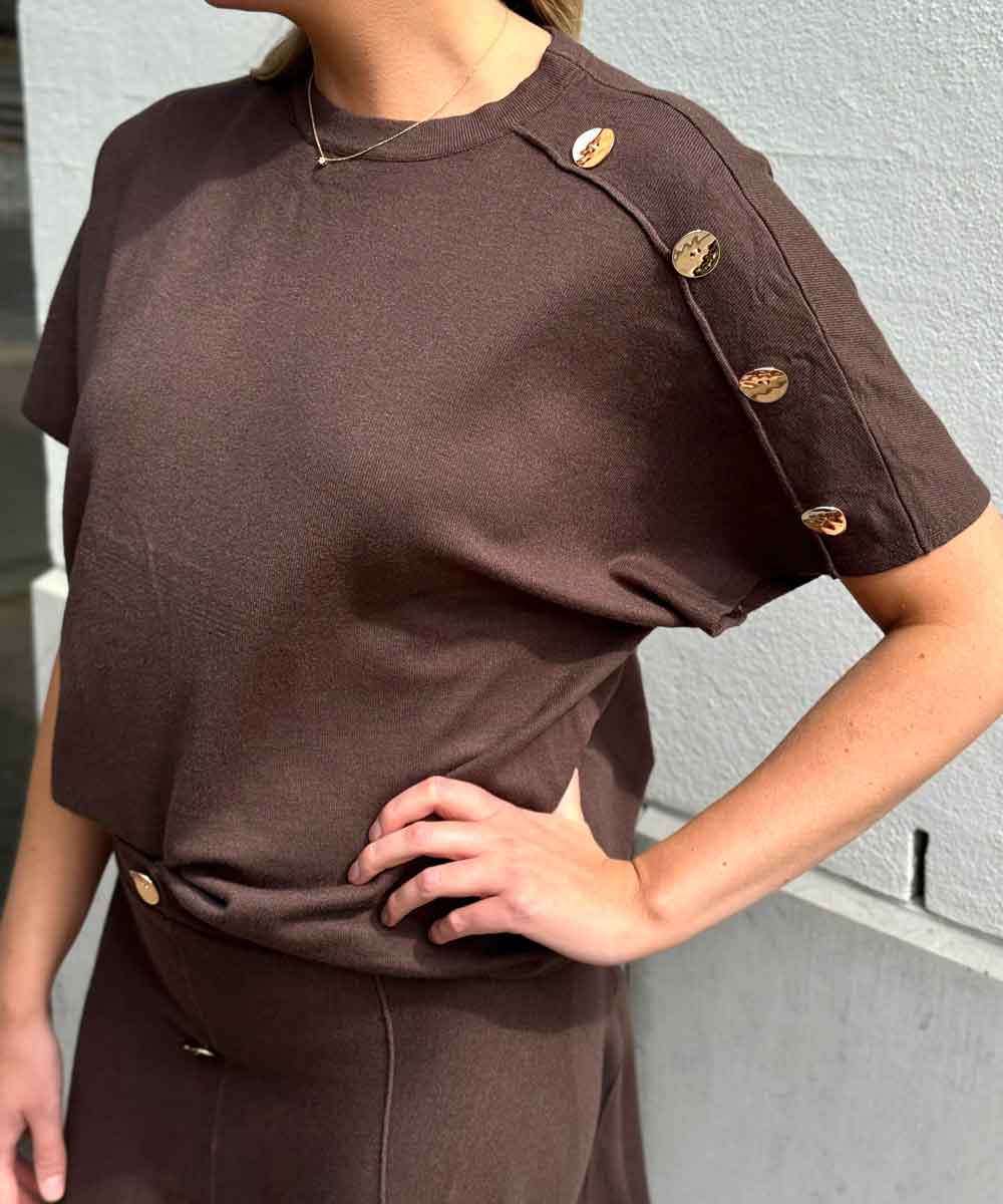 brun tröja med knappar