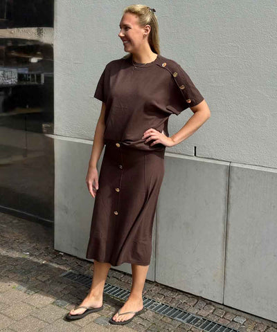 Brunt set med tröja och kjol