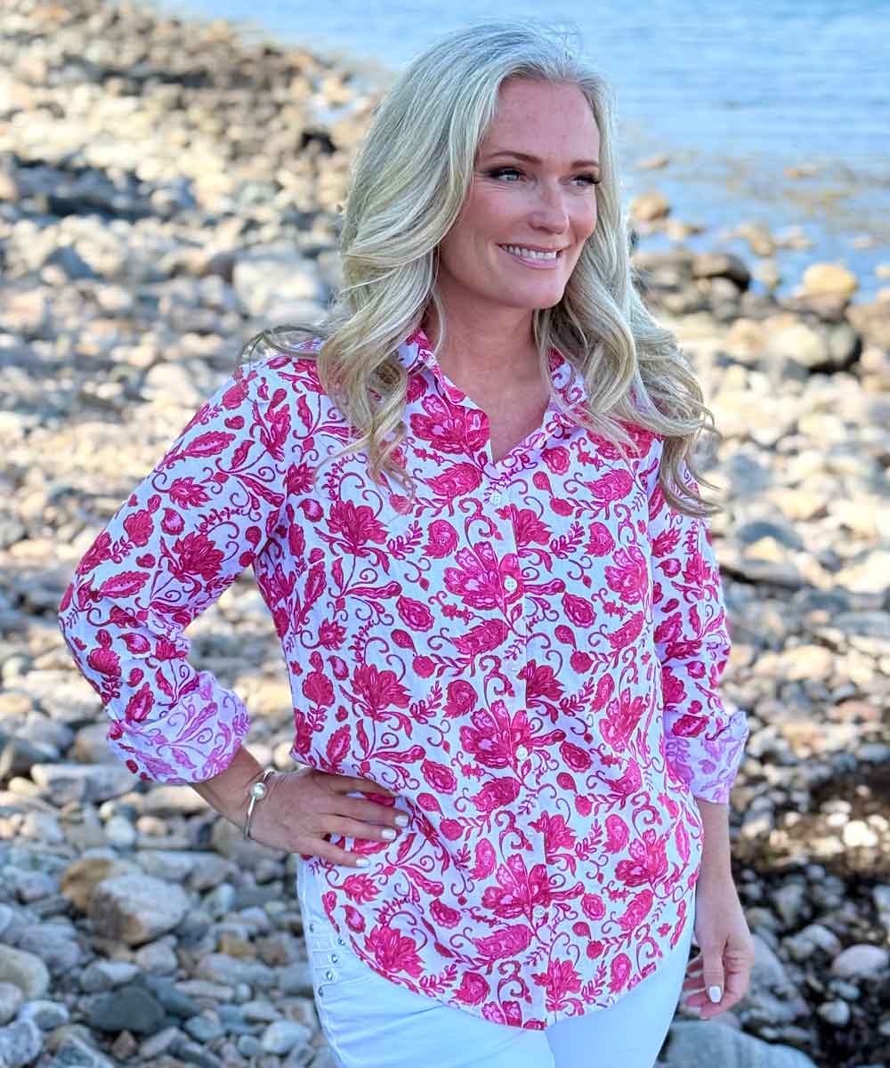 Vit blus med rosa mönster