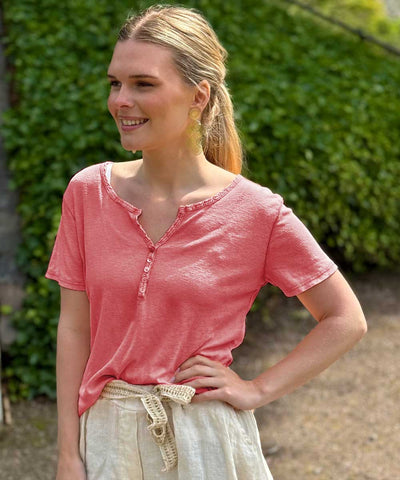 Röd t-shirt med knappar