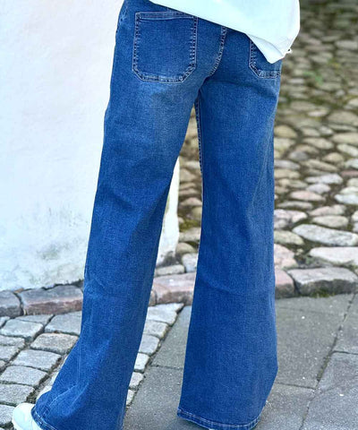 blå vida jeans bak