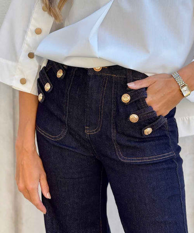 jeans med guldknappar