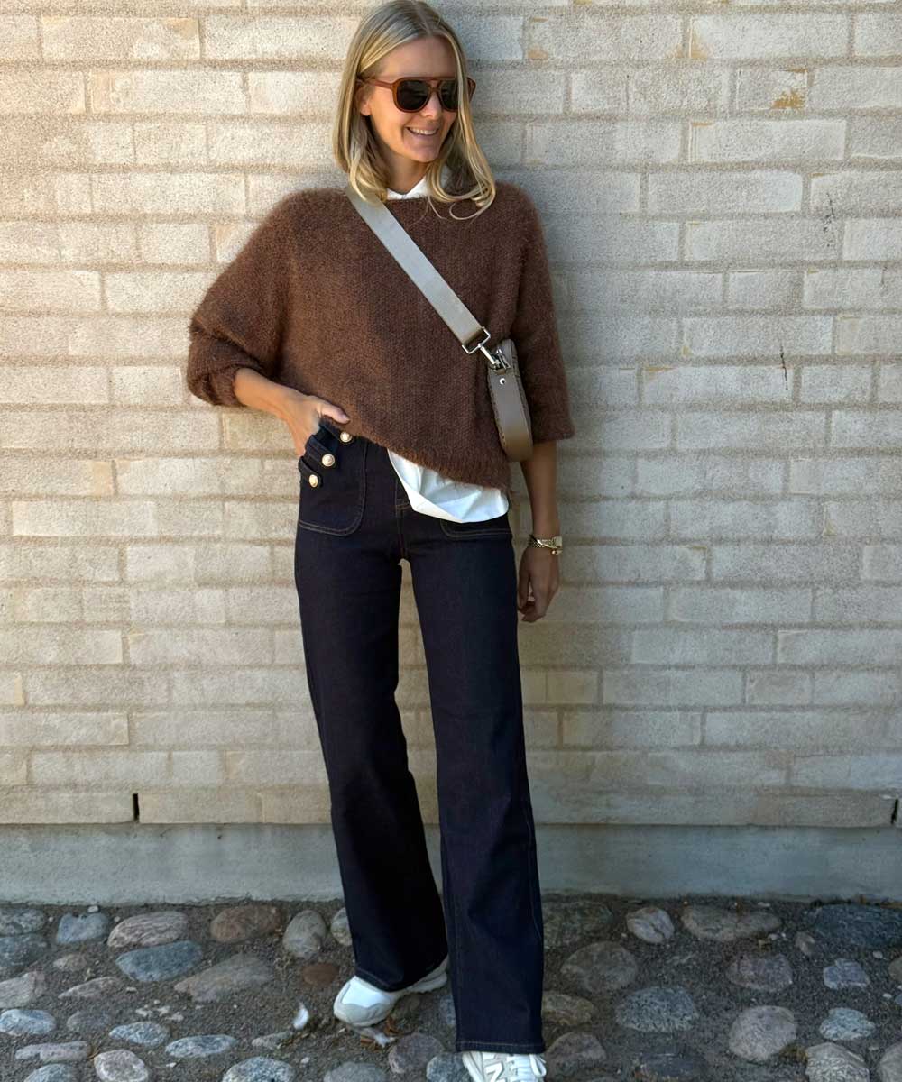stickad tröja och jeans