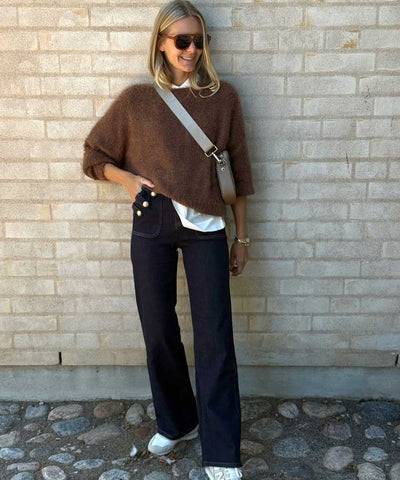 stickad tröja och jeans