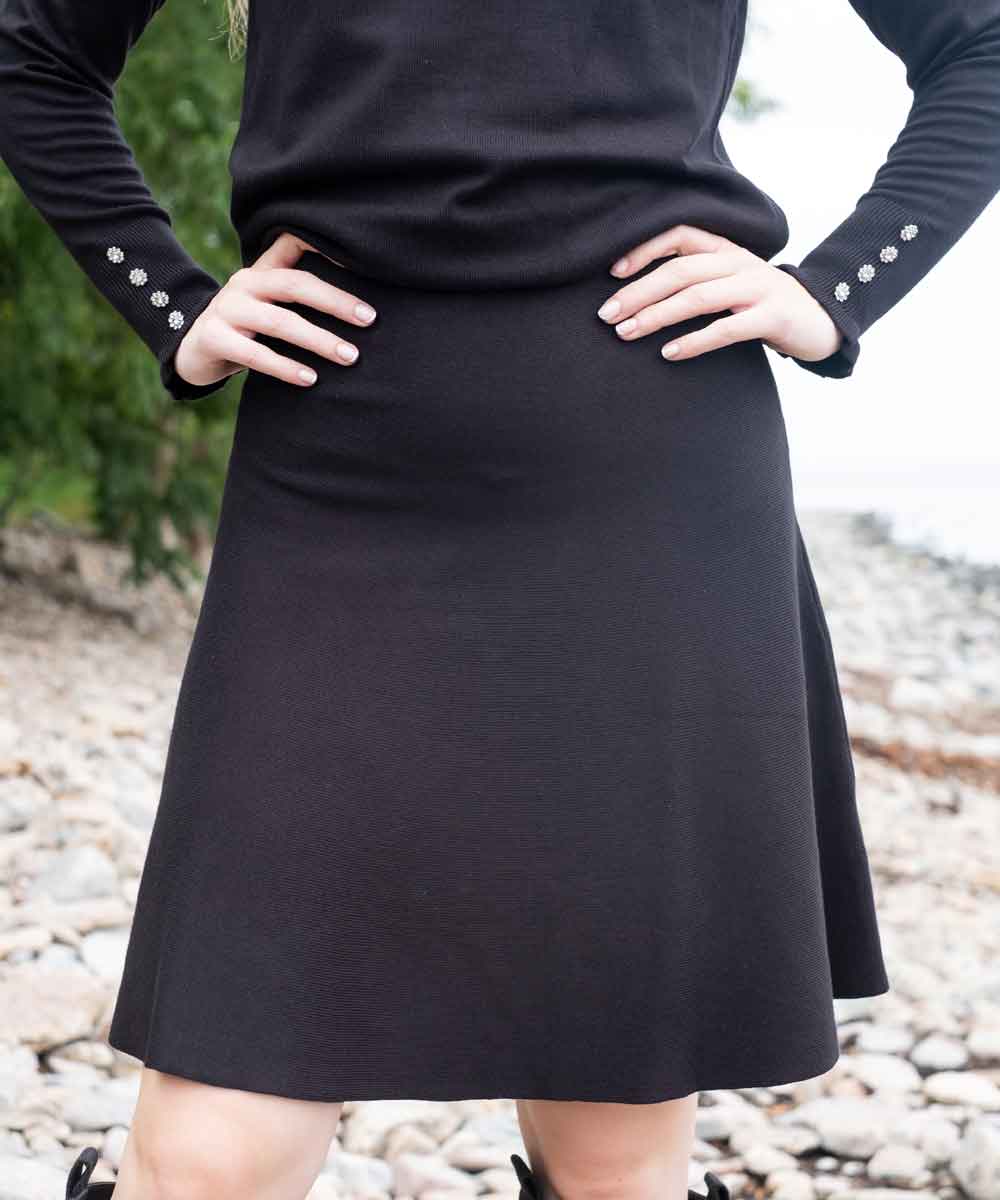 svart kort stickad kjol