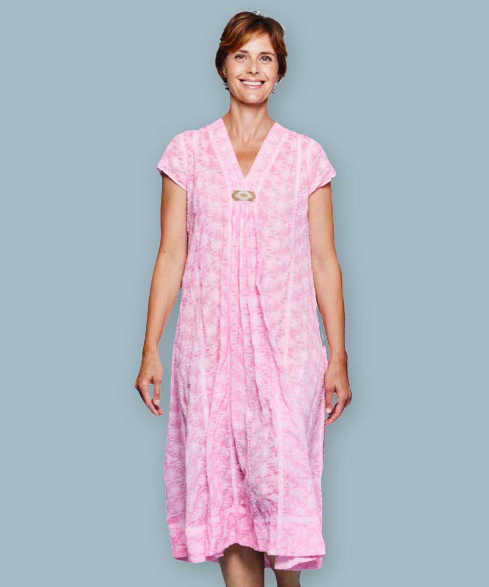 Modell i rosa klänning