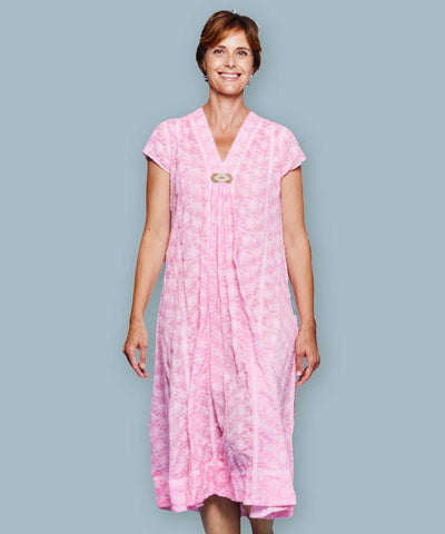 Modell i rosa klänning