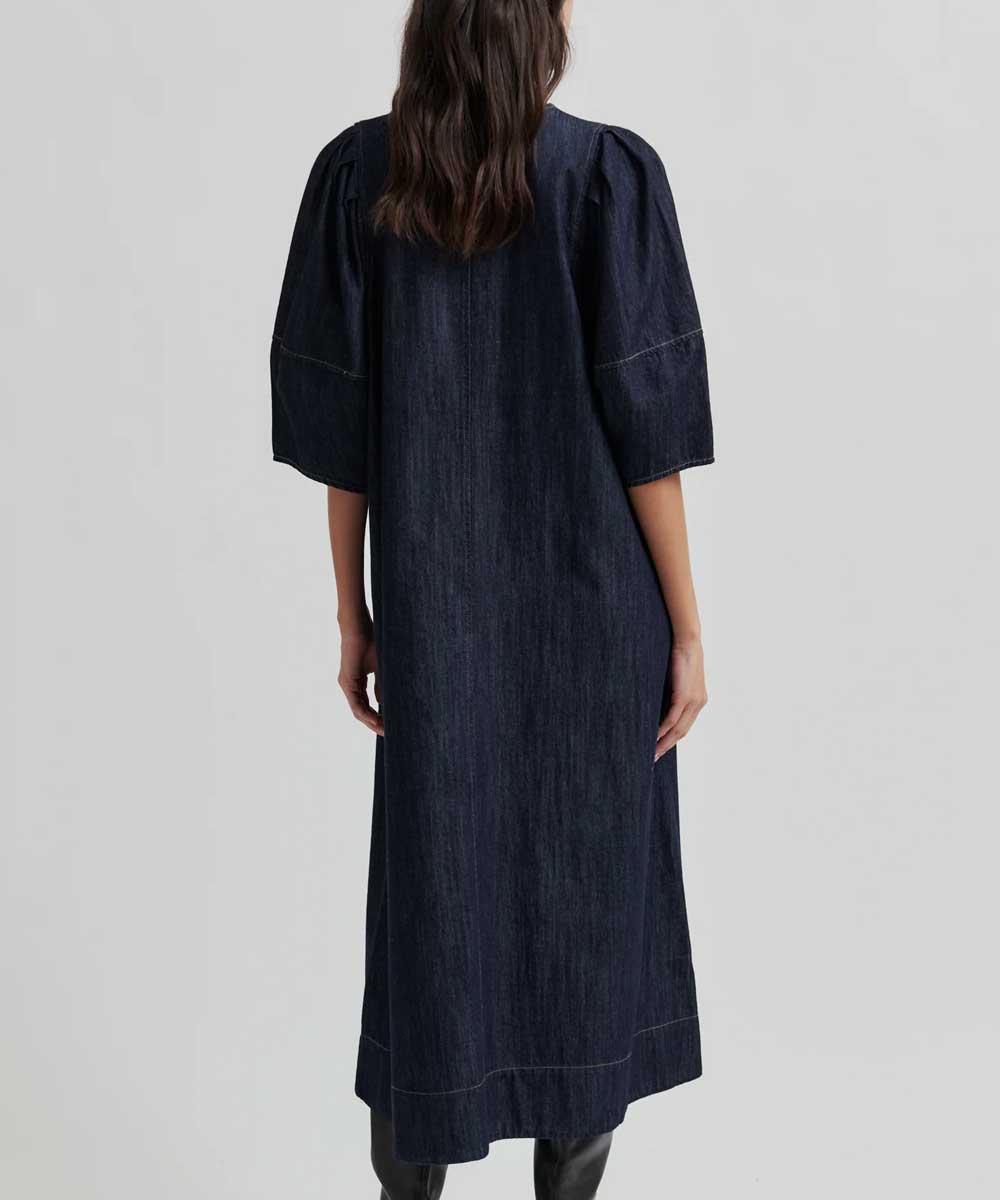 modell i jeansklänning