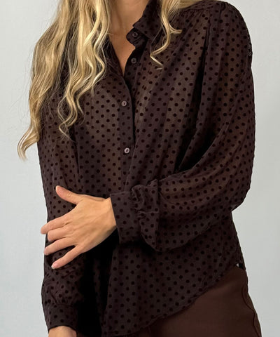 brun blus med prickar detaljer