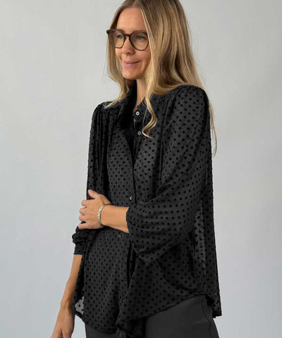 Svart blus med prickar