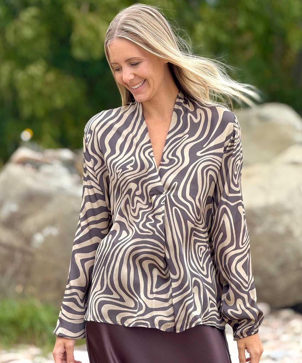Blus i brunt/beige mönster