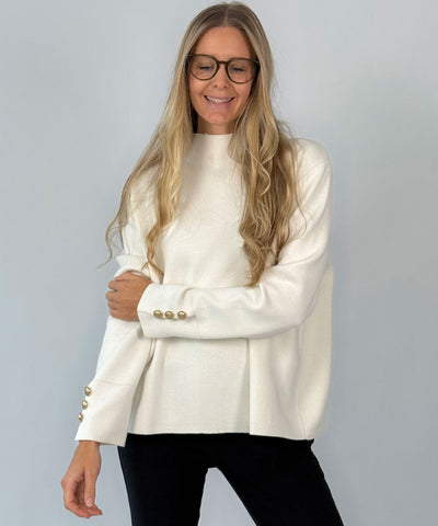 Offwhite tröja med guldknappar
